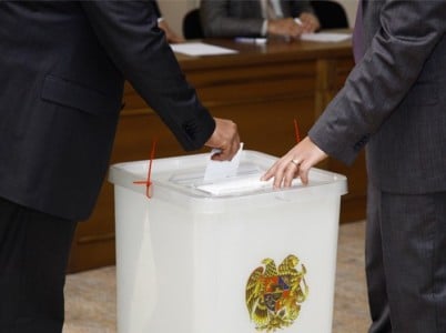 Иностранные избиратели жалуются на то, что не могут использовать избирательные бюллетени на армянском языке