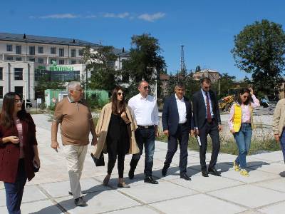 Глава Минэкономики Армении ознакомился с работами по смарт-реконструкции Парка Дружбы Гюмри