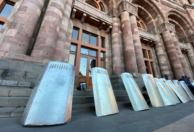What is current situation near Armenia government building, Russia embassy?