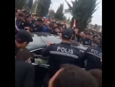 В Азербайджане родители погибшего солдата в гробу вместо тела сына обнаружили мешок с песком