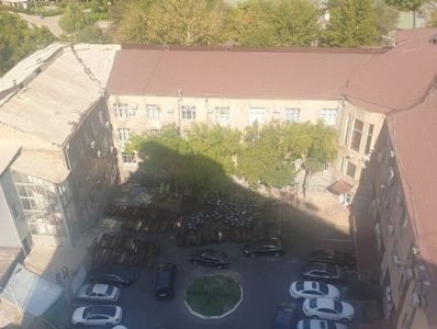Փողոց չփակելու համար Մաշտոցի պողոտայից հավաքած նստարանները տարել են Կենտրոնի թաղապետարանի բակ