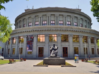 Театр оперы и балета перенес показы сентябрьских спектаклей