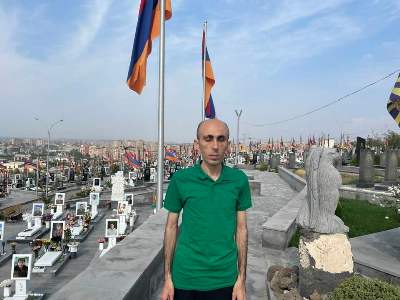 Ես արդեն Երևանում եմ՝ բոլոր արցախցիների պես՝ հայրենազուրկ ու սրտաբեկ, բայց չկոտրված. Արտակ Բեգլարյան