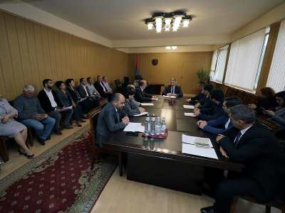 Սանոսյանն Արարատի մարզպետարանում խորհրդակցություն է անցկացրել. քննակվել է ԼՂ-ից բռնի տեղահանված քաղաքացիների խնդիրները