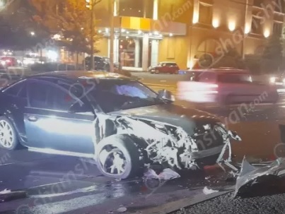 В Ереване Audi протаранил столб