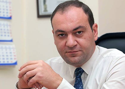 Սեպտեմբերի 20-ի անկարգություններին մասնակցելու մեջ մեղադրվող Կարեն Կարապետյանին դատավոր Ֆարխոյանը ազատ արձակեց