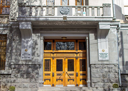 Դատախազությունը պահանջում է ՊԵԿ-ի՝ «Զվարթնոցի» բաժնի նախկին պետից բռնագանձել 662 մլն դրամ և 2 անշարժ գույք