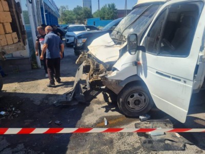 Էջմիածին-Երևան ճանապարհին բախվել են «ԶԻԼ»-ը եւ «ԳԱԶԵԼ» բեռնատարը. Վերջինիս վարորդը արգելափակվել է խցիկում