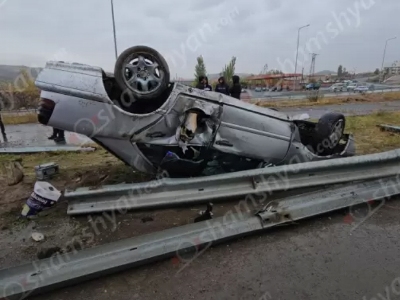 Աշտարակի կամրջի մոտ Mercedes-ը բախվել է երկաթե արգելապատնեշներին ու գլխիվայր շրջվել