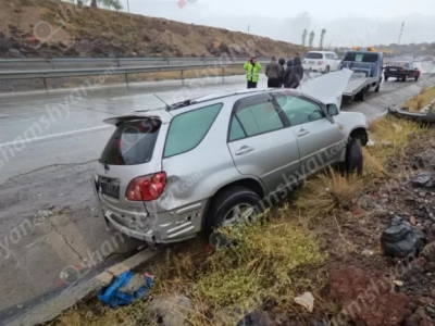 Toyota-ն Աշտարակի կամրջի վերջնամասում բախվել է քարերին և հայտնվել երթևեկելի գոտուց դուրս