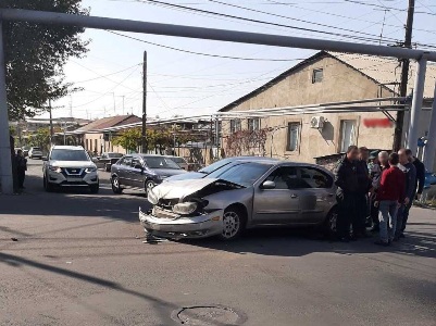 Տիչինայի փողոցում մեքենաների բախման հետևանքով «ՎԱԶ»-ը շրջվել է. կան վիրավորներ