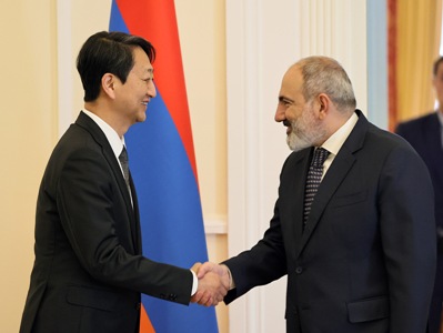 아르메니아 총리와 한국 무역상이 경제협력 전망에 대해 협의
