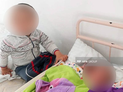 В Азербайджане бабушка бросила на улице четырехмесячную девочку и двухлетнего мальчика