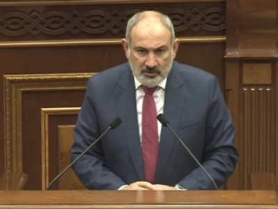 Փաշինյանն անձամբ ԱԺ-ում ՔՊ-ականներին բաժանեց «Խաղաղության խաչմերուկ» անվանումով բրոշյուրները