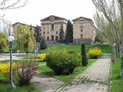 «Հրապարակ». Իշխանությունները կառավարական շենքերի անվտանգության հարցերն են լուծում