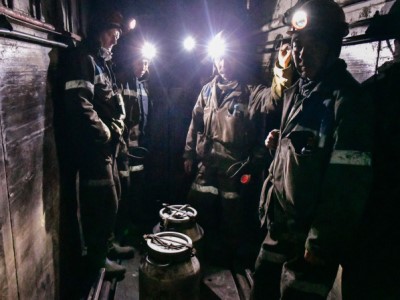 Число жертв аварии на шахте в Караганде возросло до 20