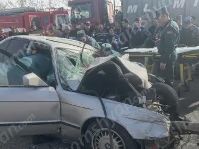 Արագածոտնում բախվել են BMW-ն, Mercedes Vito-ն ու Scania բեռնատարը. մահացածին մեքենայից դուրս են բերել փրկարարները