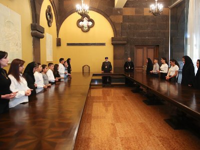 Գարեգին Բ-ն ընդունել է Ղազարավանի Սուրբ Նարեկ մենաստանի քույրերին և հարակից գյուղերի տարբեր դասարանների աշակերտներին