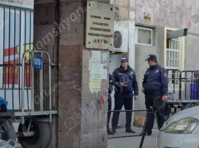 Մալաթիայի շուկայի մոտ գտնվող ու չգործող «Անուշ» տրիկոտաժի գործարանի մուտքի մոտ հայտնաբերվել է տղամարդու դի