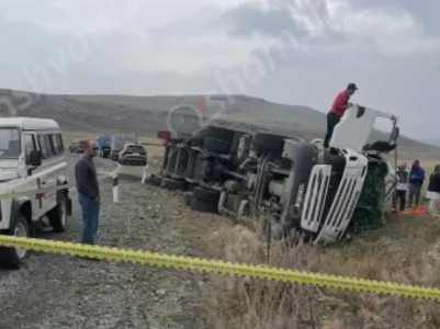 Շիրակում կողաշրջվել է Վրաստանի քաղաքացու բեռնատարը. վիրավորին մեքենայից դուրս են բերել փրկարարները