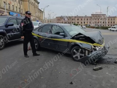 Գյումրիում բախվել են «Ֆորդն» ու մարդատար «ԳԱԶԵԼ»-ը. կա 6 վիրավոր