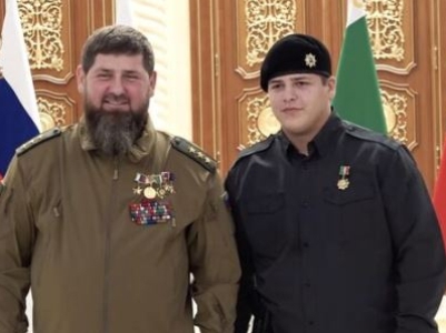 15-летний сын Кадырова пришел на свое награждение с золотым пистолетом