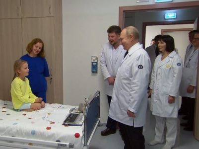 «Մի՛ ամաչիր, վախենալու բան չկա»․ հիվանդ տղան Պուտինից թաքնվել է վերմակի տակ