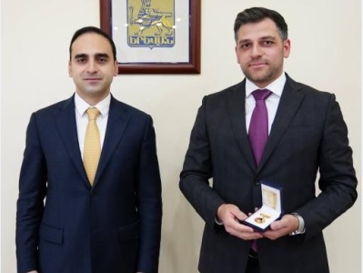 Երեւանի փոխքաղաքապետ Գեւորգ Սիմոնյանը հեռացել է պաշտոնից. Ավինյանը նրան ոսկե մեդալով է պարգեւատրել