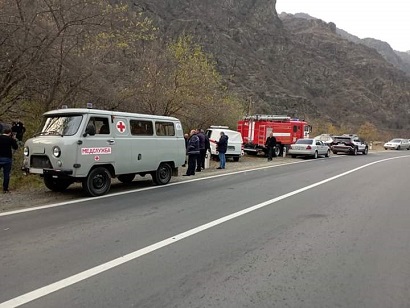На трассе Алаверди-Баграташен автомобиль завис над оврагом: водитель застрял в салоне