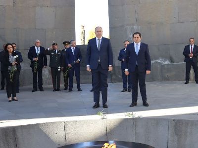 Վրաստանի պաշտպանության նախարար Ջուանշեր Բուրչուլաձեն այցելել է Հայոց ցեղասպանության հուշահամալիր (ֆոտո)