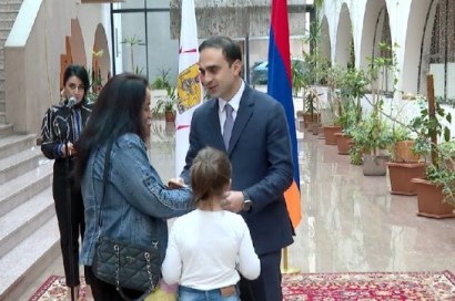 Տիգրան Ավինյանը շուրջ 40 ընտանիքների հանձնել է նոր բնակարանների բանալիներ ու բնակարանների գնման վկայականներ