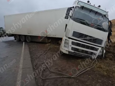 Արագածոտնում բեռնատարը բախվել է հողաթմբին և մասամբ հայտնվել ձորակում. ճանապարհը դարձել է միակողմանի