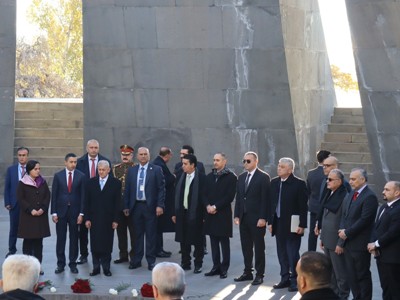 Դատապարտում ենք որևէ ժողովրդի ցեղասպանության ենթարկելու փորձերը. Իրաքի նախագահն այցելել է Ծիծեռնակաբերդի հուշահամալիր