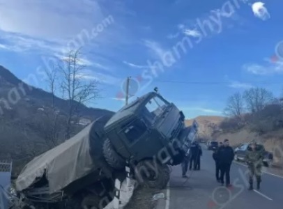 Սյունիքում ՊՆ-ի КамАЗ-ը կողաշրջվել է. մեքենայում եղել են 15 զինծառայող, 7-ը՝ հոսպիտալացվել են