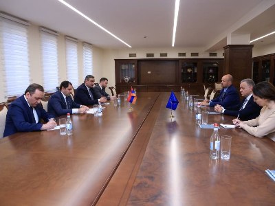 Defense minister meets with head of EU delegation to Armenia (PHOTOS)