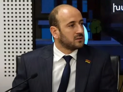 Իսկ ո՞վ է ասել՝ վթարների պատճառը ամրագոտին է, ես 10 օր է՝ Ջրվեժի ճանապարհին փոս են փորել ու որևէ նշան չկա. պատգամավոր