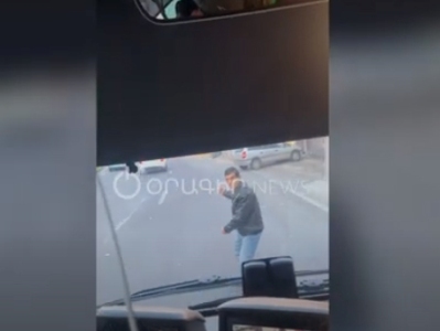 «Հո շառ չես, արա՛». Տղամարդը սպառնում է քարով ջարդել ավտոբուսը. միջադեպ՝ Մյասնիկյան պողոտայում