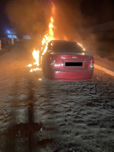 В Гюмри у ресторана сгорел автомобиль