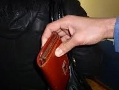 8 համարի երթուղու միկրոավտոբուսում 3 երիտասարդ տարեց կնոջ պայուսակից գողություն էին կատարել. գողոնը հայտնաբերվել է