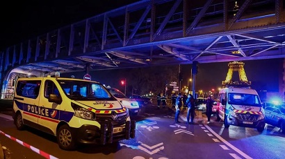 У Эйфелевой башни 26-летний мужчина напал с молотком и ножом на туристов: есть погибший, двое ранены