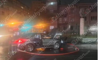 В центре Еревана «Mercedes» врезался в бордюр у памятника и загорелся: водителя спас прохожий