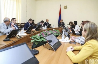 На должность члена комиссии телевидения и радио выдвинуты два кандидата