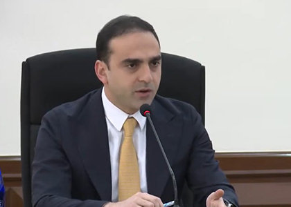 «Վերջնական քանդեք, թող գնան պատմության գիրկը». Ավինյանը՝ Արցախի փողոցի վթարային շենքերի մասին