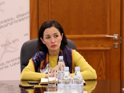 «Հասկանանք՝ ինչ լրամշակումներ պետք է արվեն»․ նախարարը 2-րդ, 5-րդ, 7-րդ դասարանների դասագրքերի հեղինակների հետ է հանդիպել