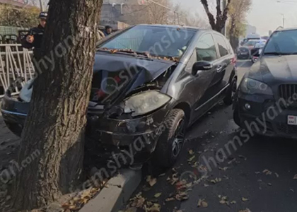 Երևանում բախվել են BMW X5-ն ու Mercedes-ը. վերջինն էլ բախվել է ծառին. կա վիրավոր