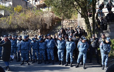 «Հրապարակ». Երեկվանից Ալավերդու մատույցներում ոստիկանական զորքեր են կուտակել