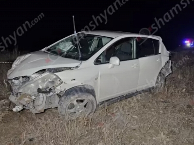 Արագածոտնում Nissan-ը դուրս է եկել հանդիպակաց գոտի, կոտրել երկաթյա արգելապատնեշը և մոտ 50 մետր գլորվել ձորը