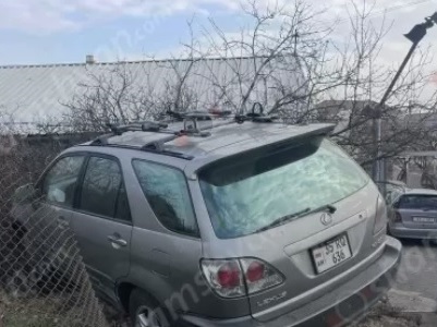 Դավիթ Բեկի փողոցում բախվել են Mercedes-ն ու Lexus-ը. վերջինս հայտնվել է բնակչի տան տարածքում
