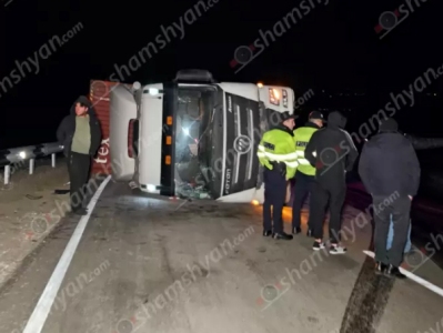 Տիգրանաշենի ոլորաններում Foton բեռնատարը կողաշրջվել է. դիզվառելիքը թափվել է