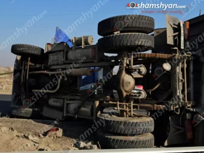 Արարատի մարզում ԶԻԼ-ը բախվել է բազալտե եզրաքարերին ու կողաշրջվել․ վարորդին մեքենայի տակից են դուրս բերել